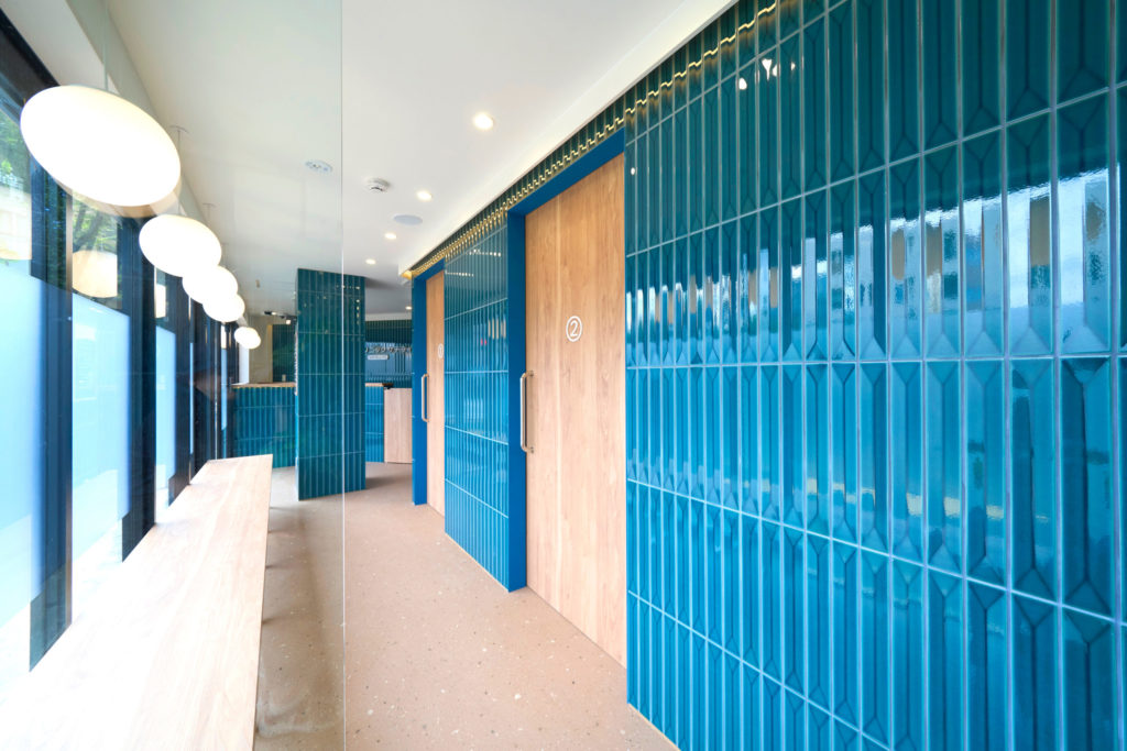 主要道路の交差点に面するサテライト病院（2025）