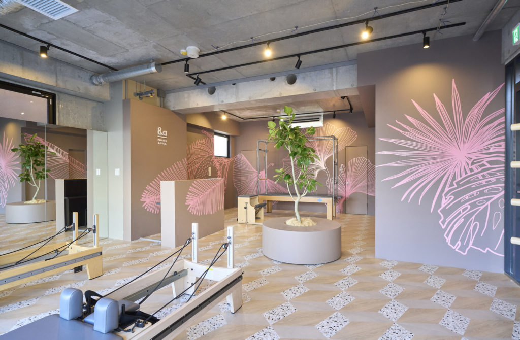 大人の街で、落ち着きと元気さのバランスを大切にしたスタジオ（2025）